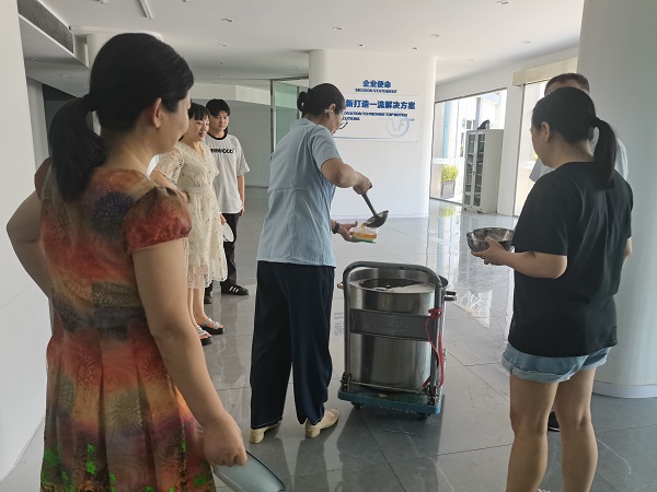 四川飛球員工抗酷暑堅(jiān)守崗位，公司戰(zhàn)高溫凝聚關(guān)懷全力以赴保生產(chǎn)